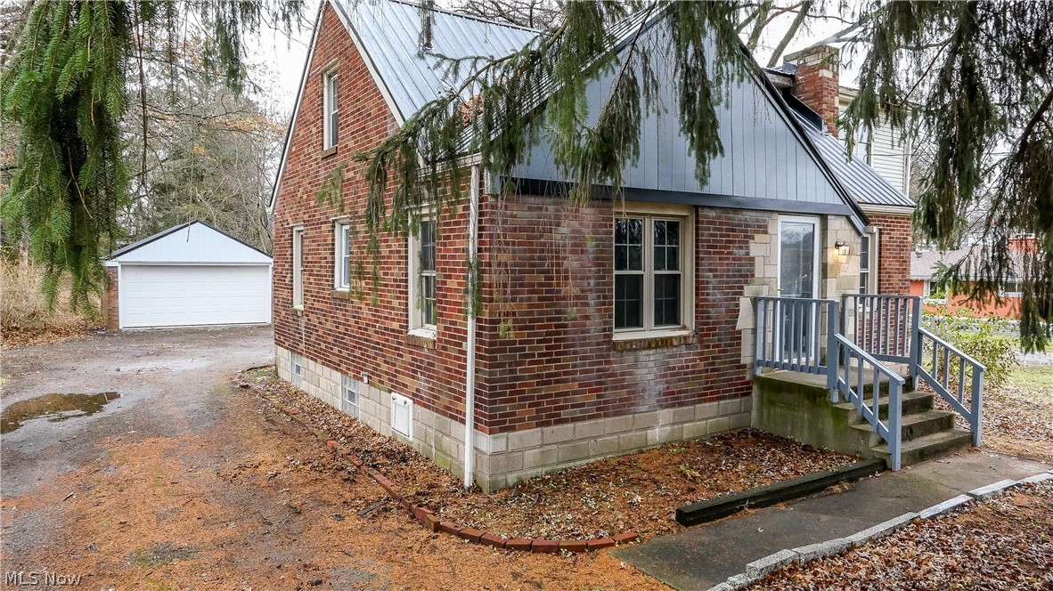 254 Mathews Road Youngstown, OH 44512 - Photo 3 of 33