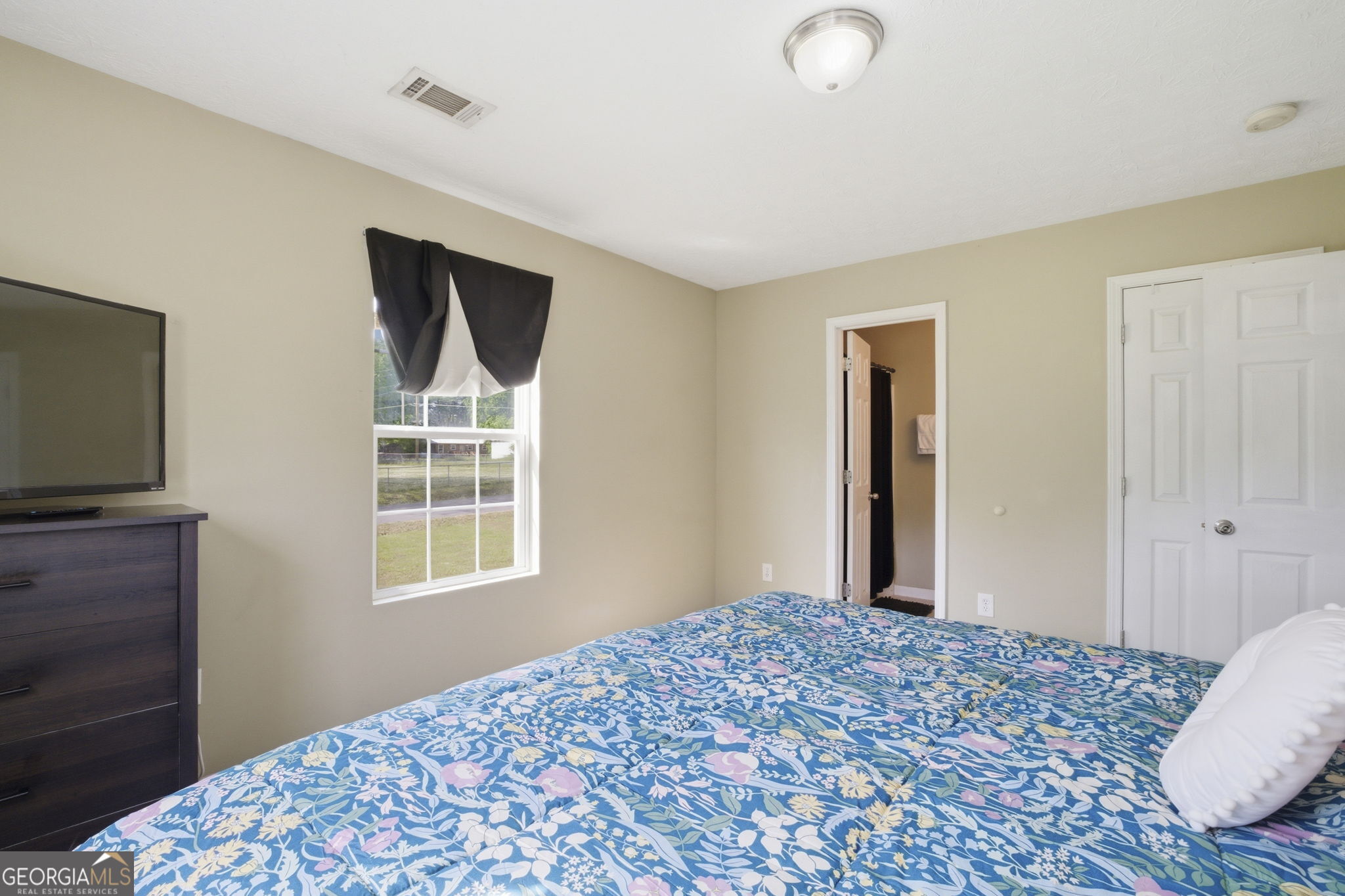 607 Thornton Street LaFayette, GA 30728 - Photo 20 of 25 a bedroom with bed and flat tv screen