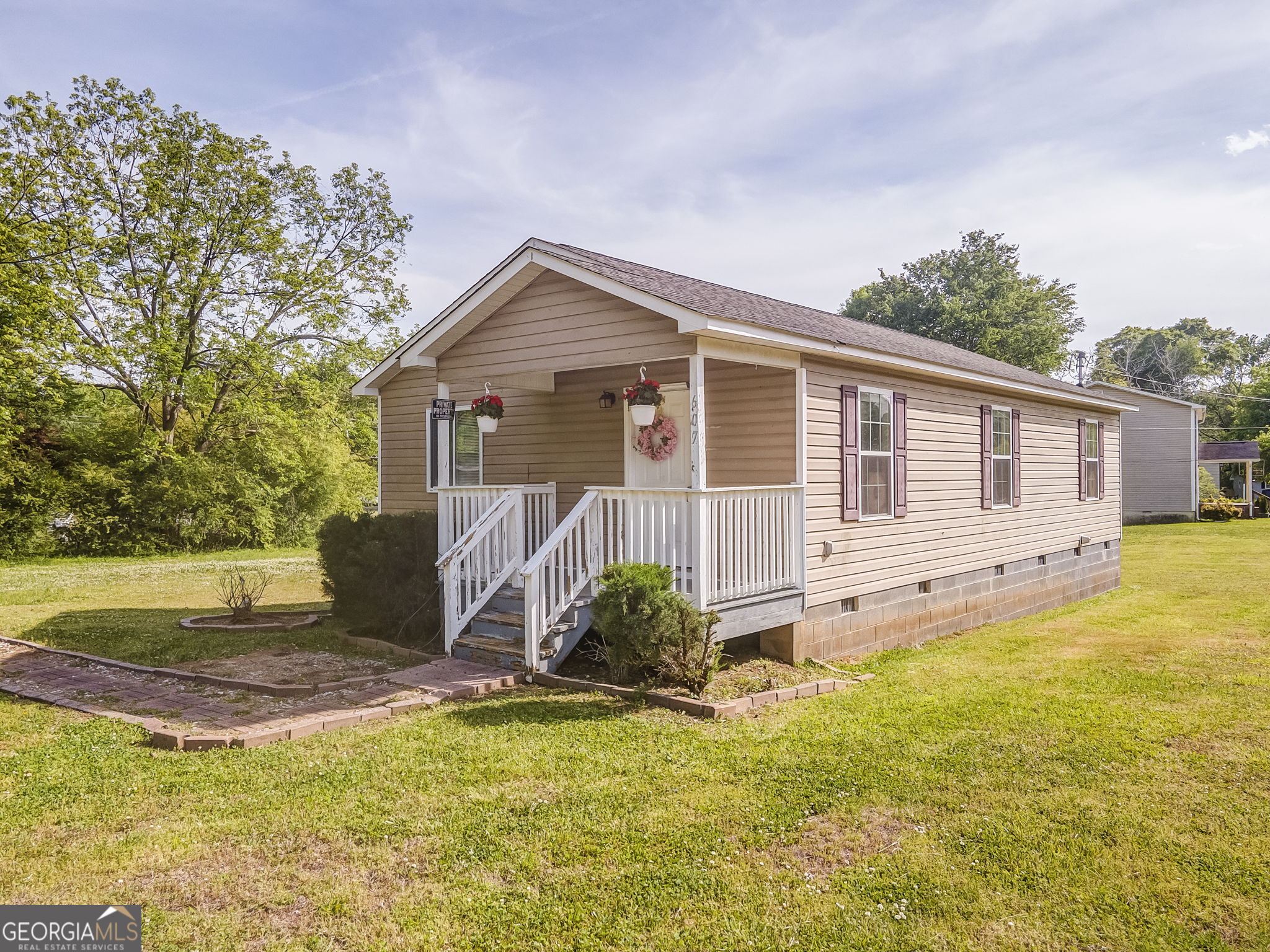 607 Thornton Street LaFayette, GA 30728 - Photo 2 of 25 a front view of a house with yard