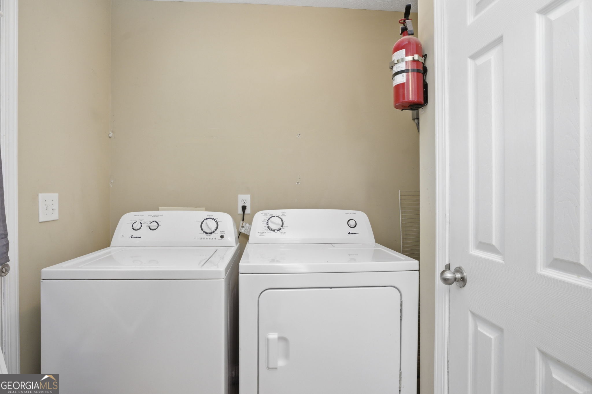 607 Thornton Street LaFayette, GA 30728 - Photo 10 of 25 a utility room with dryer and washer