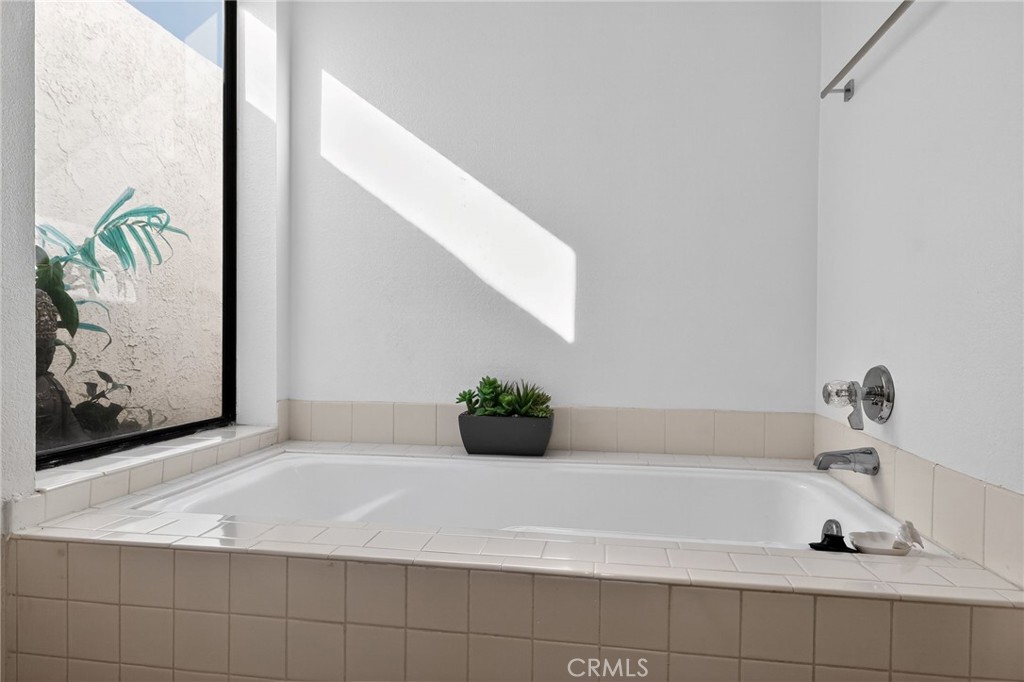 610 Violeta Drive Palm Springs, CA 92262 - Photo 16 of 25 a bathroom with a bathtub and window