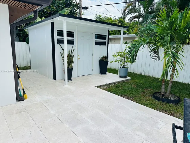 a view of a house with backyard and garden