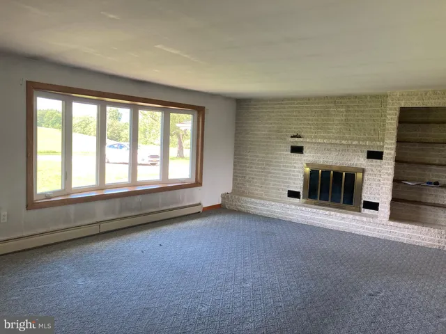 a view of empty room with window