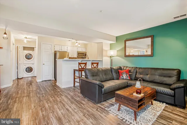 $330,000 | 6000 Ellesmere Court, Unit B, Alexandria, VA 22315