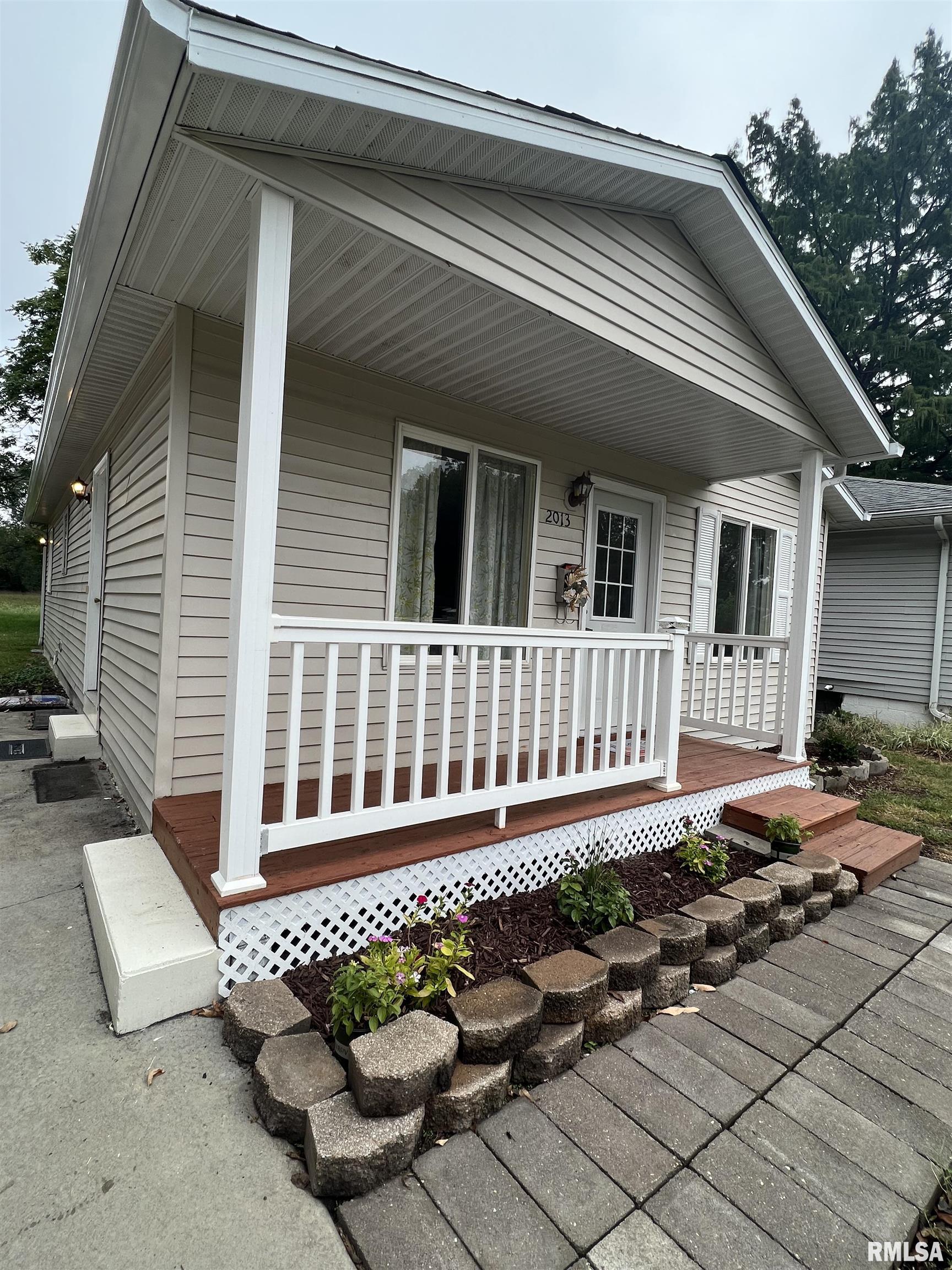 2013 East Keys Avenue Springfield, IL 62702 - Photo 1 of 20