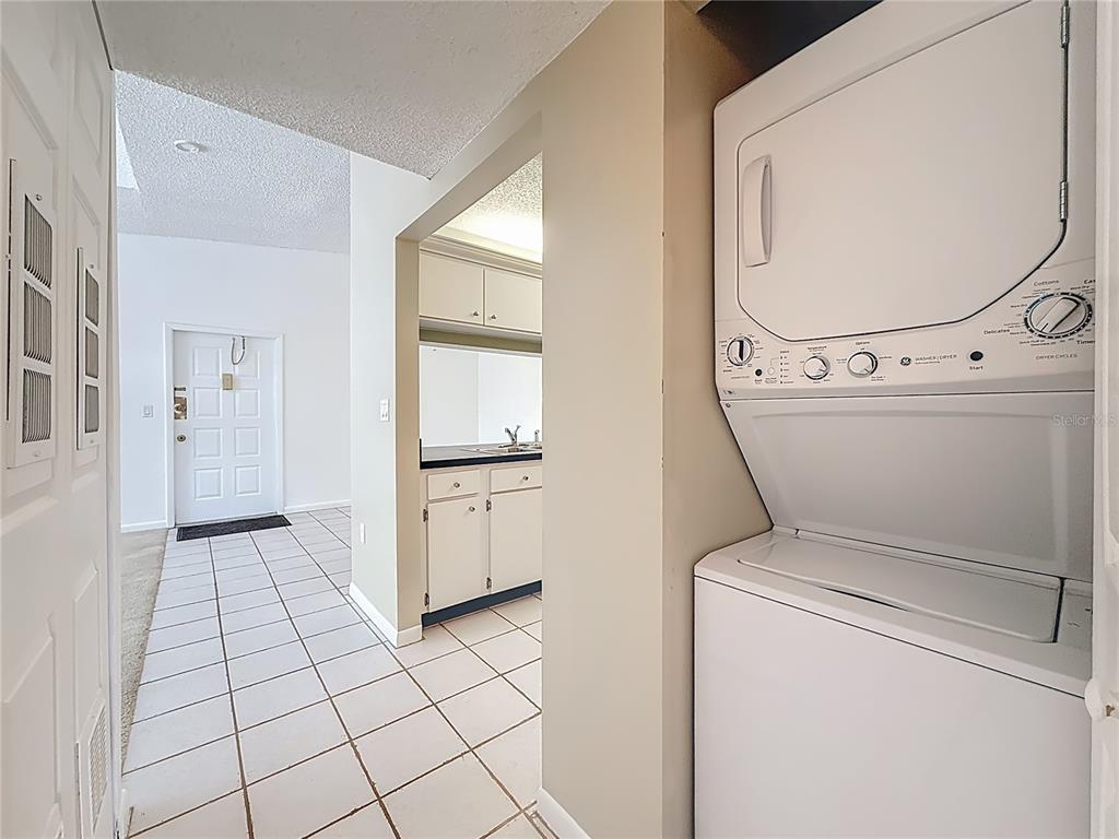 1372 Pine Ridge Circle East, Unit H3 Tarpon Springs, FL 34688 - Photo 33 of 53 a utility room with dryer and washer