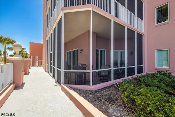 $2,100 | 2745 First Street, Unit 306, Fort Myers, FL 33916