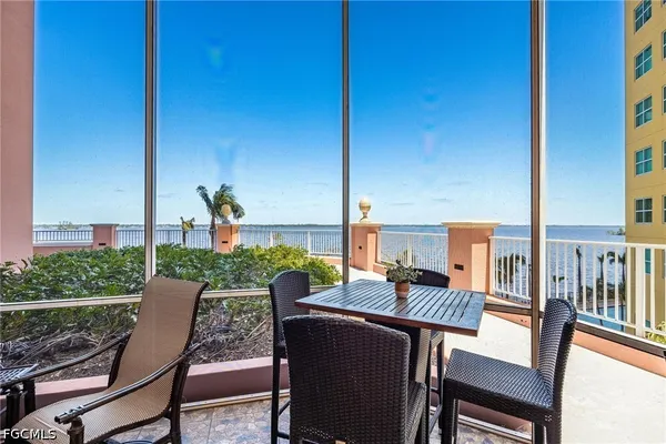 $2,100 | 2745 First Street, Unit 306, Fort Myers, FL 33916