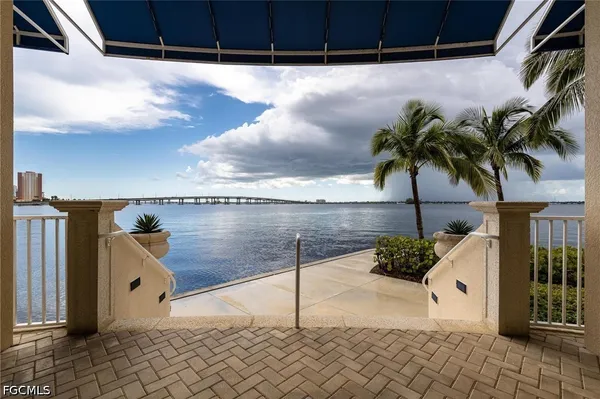 $2,100 | 2745 First Street, Unit 306, Fort Myers, FL 33916