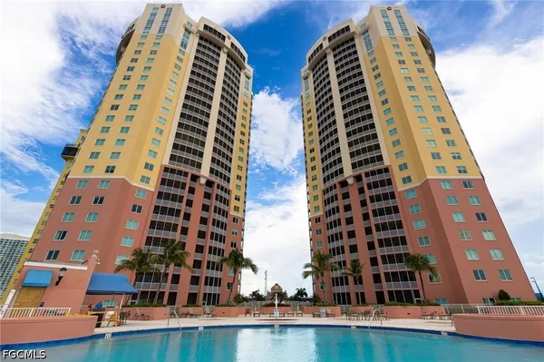 $2,100 | 2745 First Street, Unit 306, Fort Myers, FL 33916