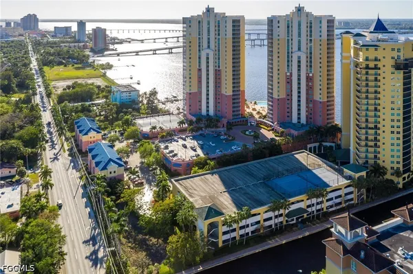 $2,100 | 2745 First Street, Unit 306, Fort Myers, FL 33916