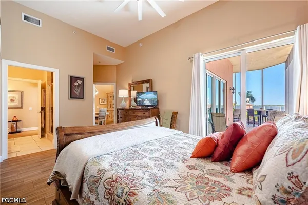 $2,100 | 2745 First Street, Unit 306, Fort Myers, FL 33916
