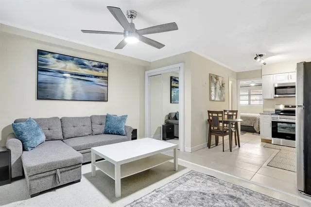 $2,095 | 1938 Northeast 7th Street, Unit 3, Deerfield Beach, FL 33441