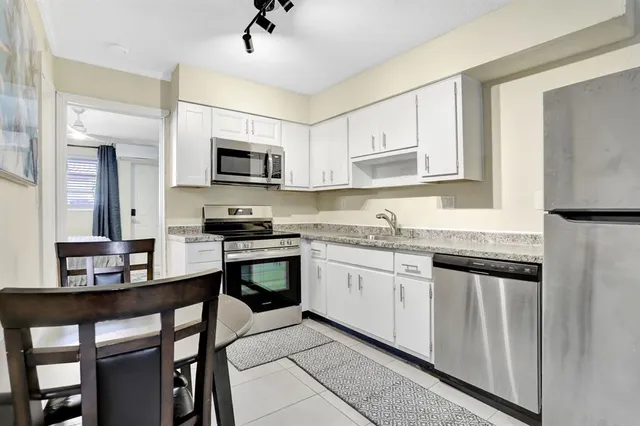 $2,095 | 1938 Northeast 7th Street, Unit 3, Deerfield Beach, FL 33441