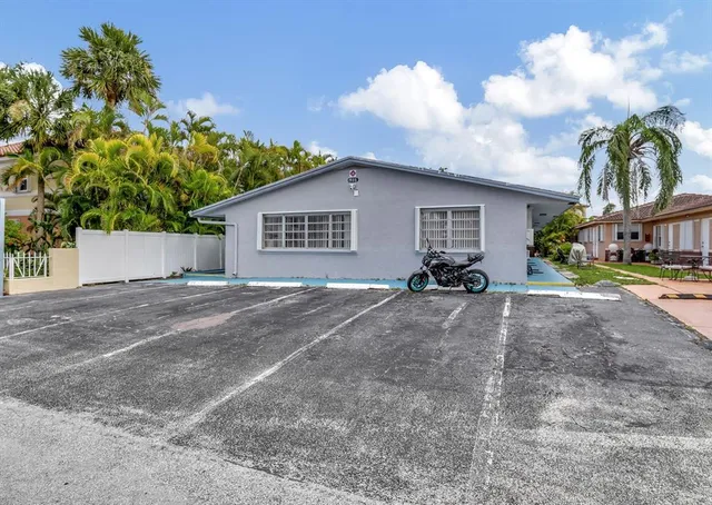 $2,095 | 1938 Northeast 7th Street, Unit 3, Deerfield Beach, FL 33441