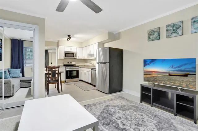 $2,095 | 1938 Northeast 7th Street, Unit 3, Deerfield Beach, FL 33441