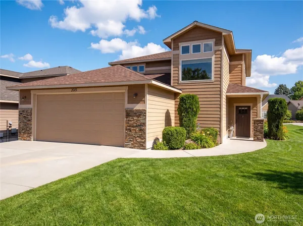 $645,000 | 2015 Woodridge Street, Wenatchee, WA 98801