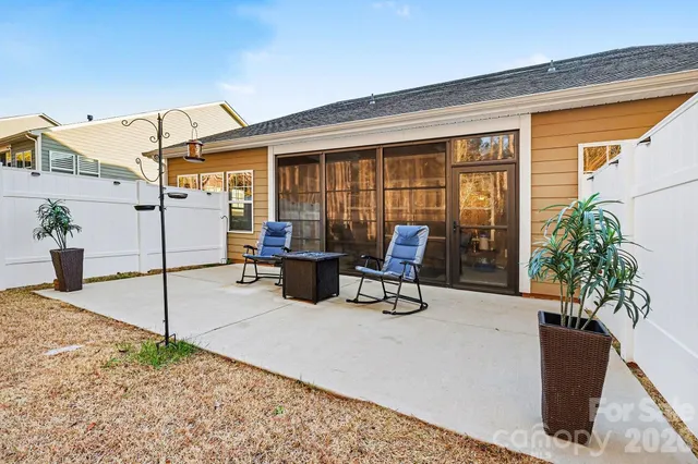a view of house with yard and garage