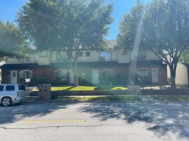 a view of a backyard with fountain