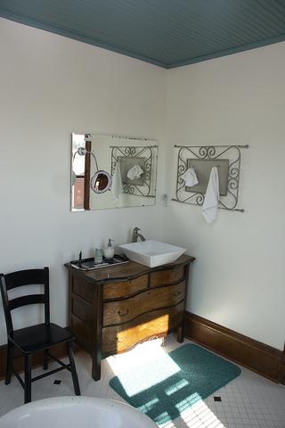 16477 Capp Road Morrison, IL 61270 - Photo 31 of 39 a room with a table and a chair