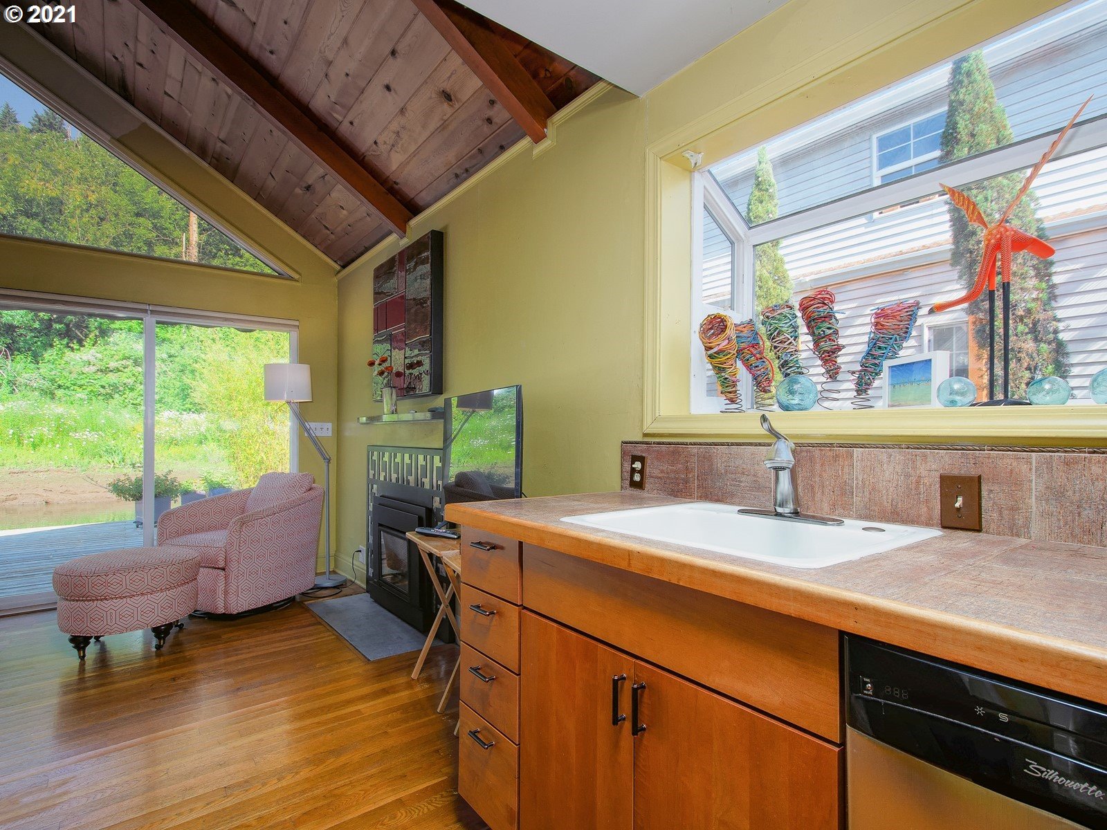 7720 South Macadam Avenue, Unit 8 Portland, OR 97219 - Photo 11 of 32 a room with sink washer and dryer