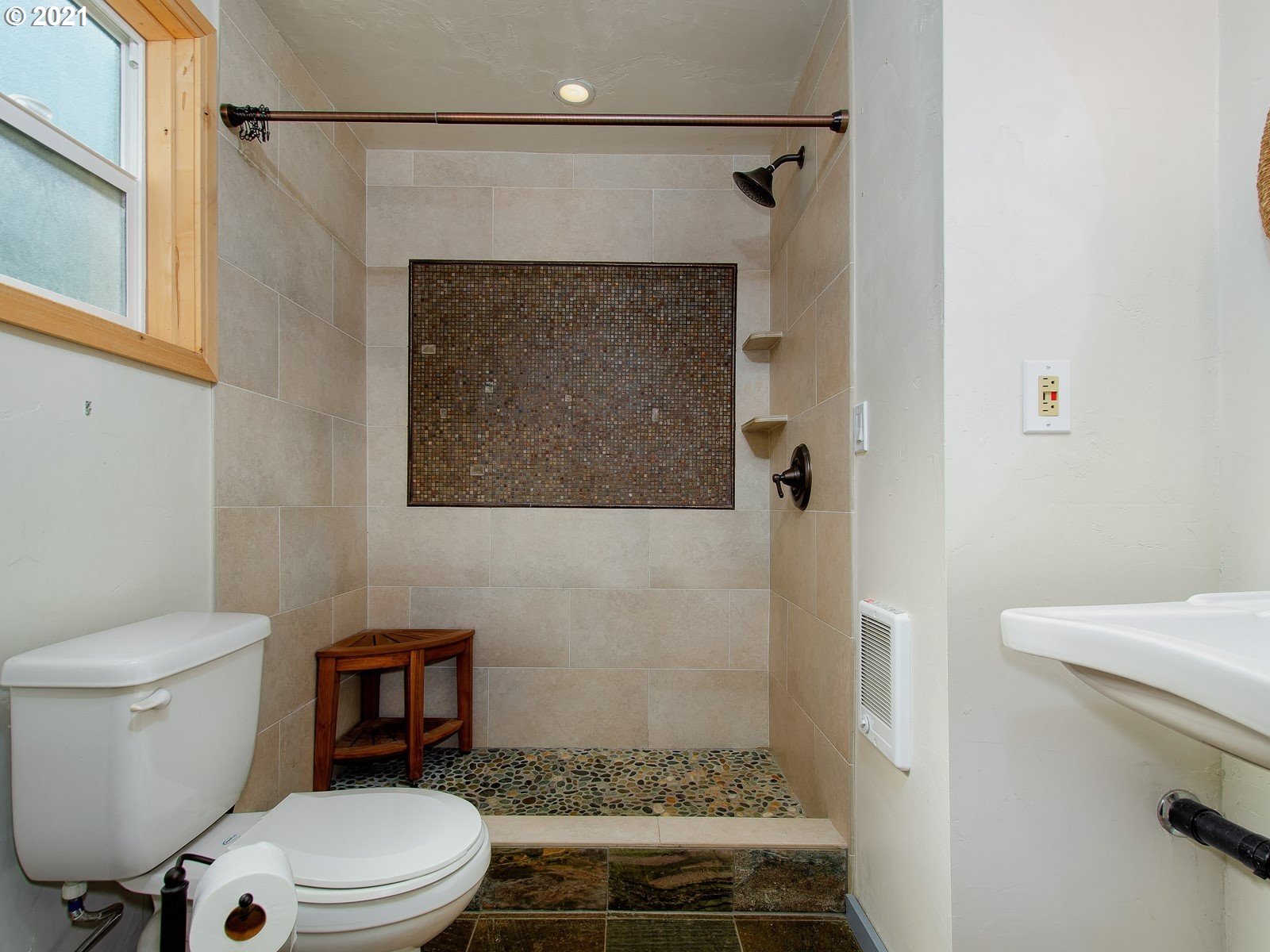 7720 South Macadam Avenue, Unit 8 Portland, OR 97219 - Photo 13 of 32 a bathroom with a toilet and a shower