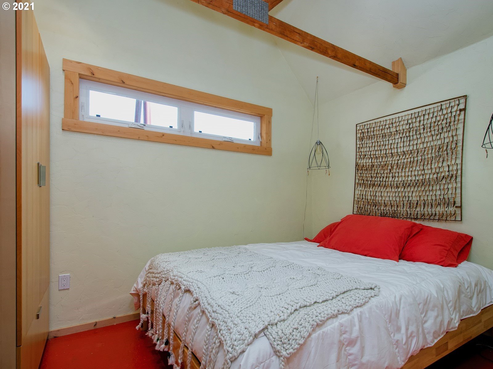 7720 South Macadam Avenue, Unit 8 Portland, OR 97219 - Photo 20 of 32 a bedroom with a bed and a window