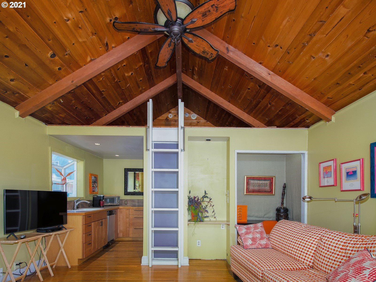7720 South Macadam Avenue, Unit 8 Portland, OR 97219 - Photo 3 of 32 a bedroom with a bed and a flat screen tv