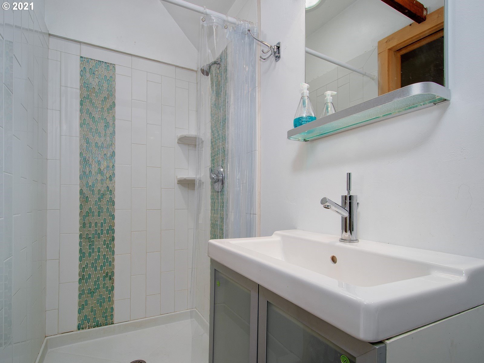 7720 South Macadam Avenue, Unit 8 Portland, OR 97219 - Photo 22 of 32 a bathroom with a sink and mirror