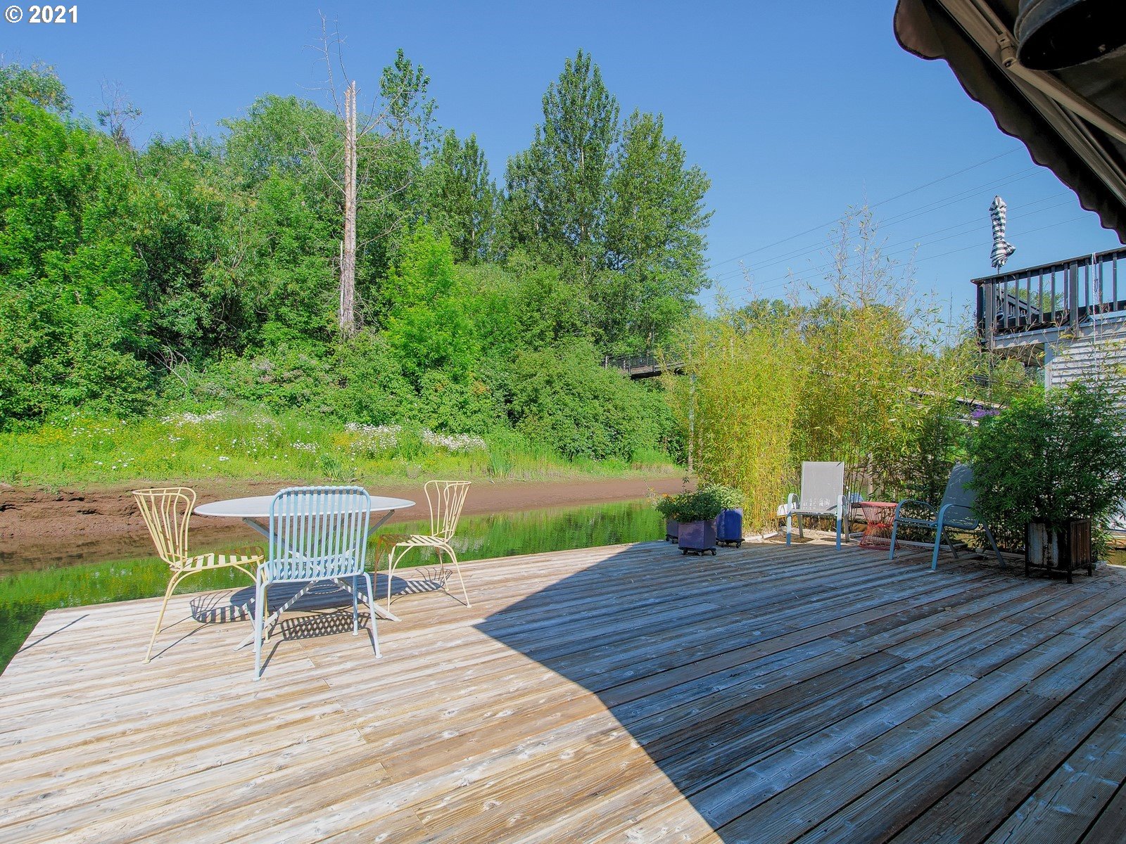 7720 South Macadam Avenue, Unit 8 Portland, OR 97219 - Photo 23 of 32 a view of a chairs and table on the wooden deck