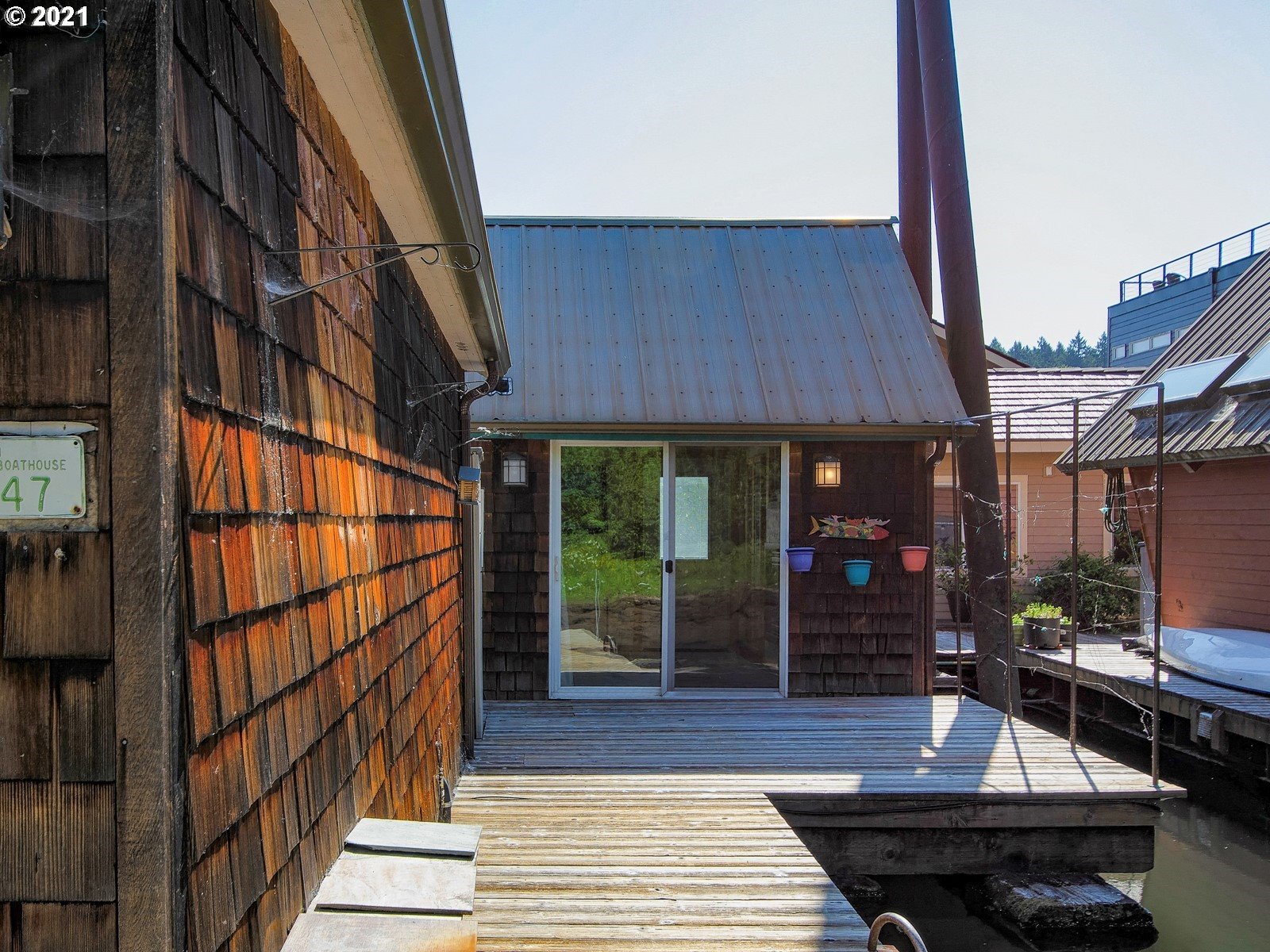7720 South Macadam Avenue, Unit 8 Portland, OR 97219 - Photo 27 of 32 a view of a chairs and table in the balcony