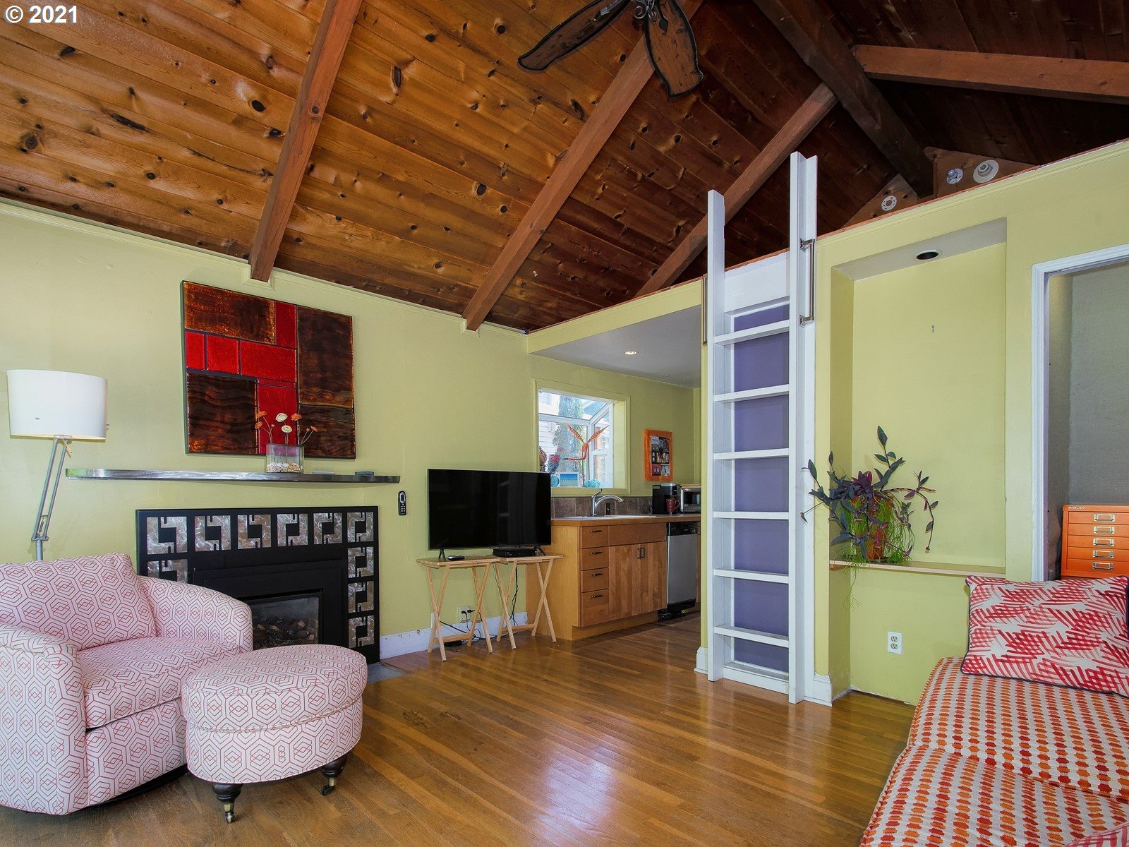 7720 South Macadam Avenue, Unit 8 Portland, OR 97219 - Photo 4 of 32 a living room with furniture and a flat screen tv