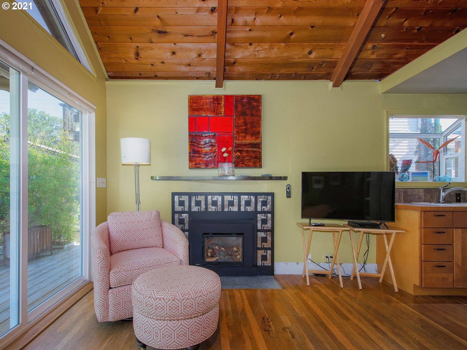 7720 South Macadam Avenue, Unit 8 Portland, OR 97219 - Photo 5 of 32 a living room with furniture a flat screen tv and a fireplace