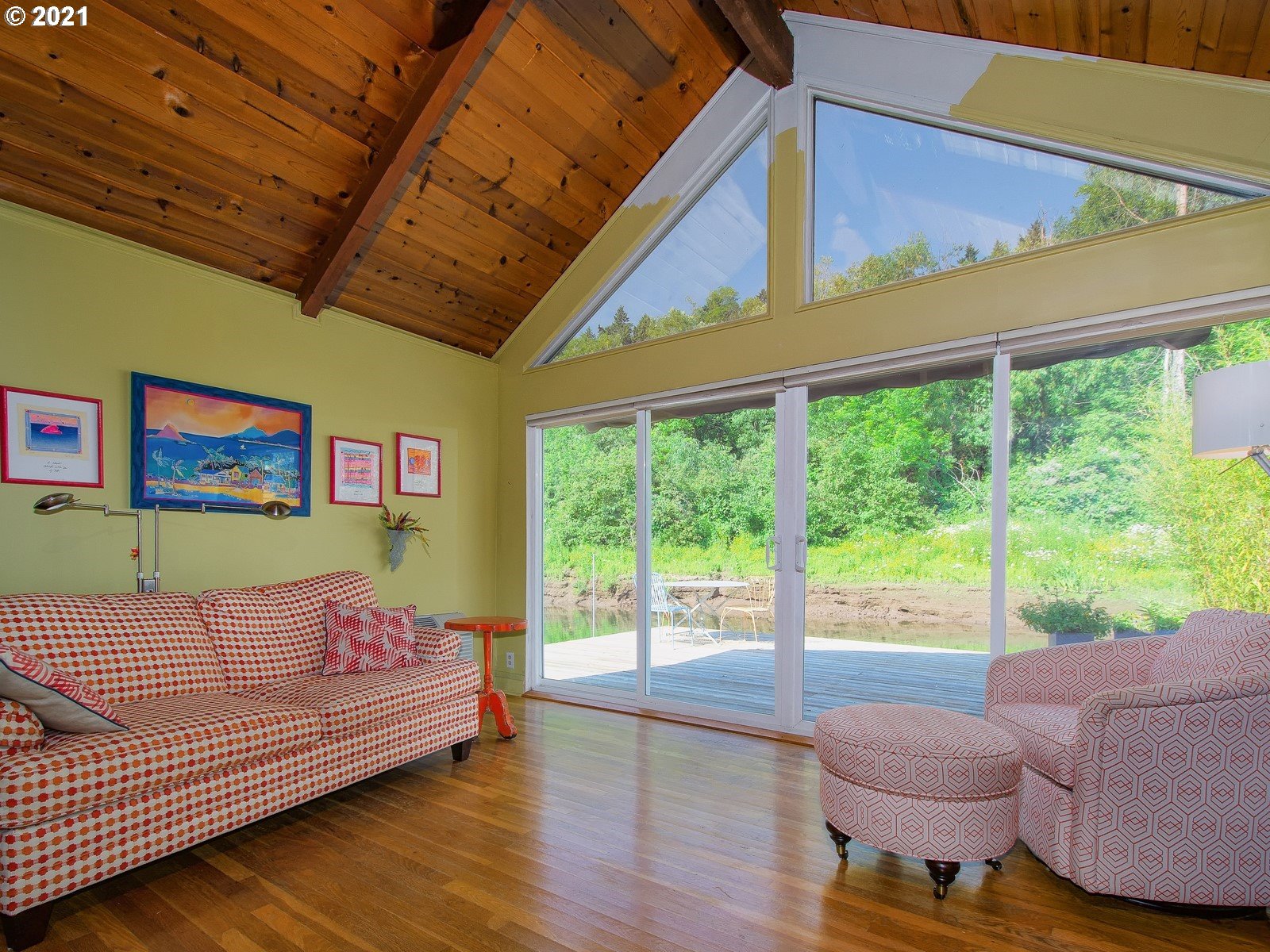 7720 South Macadam Avenue, Unit 8 Portland, OR 97219 - Photo 6 of 32 a bed sitting in a bedroom next to a window