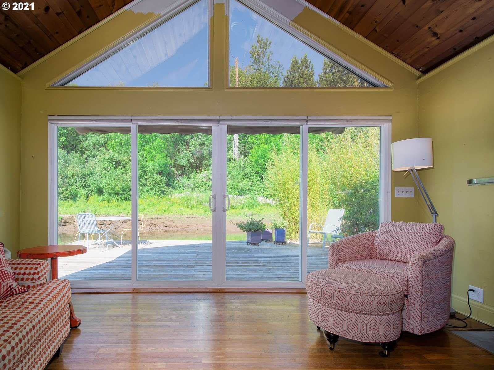 7720 South Macadam Avenue, Unit 8 Portland, OR 97219 - Photo 8 of 32 a living room with furniture and a large window