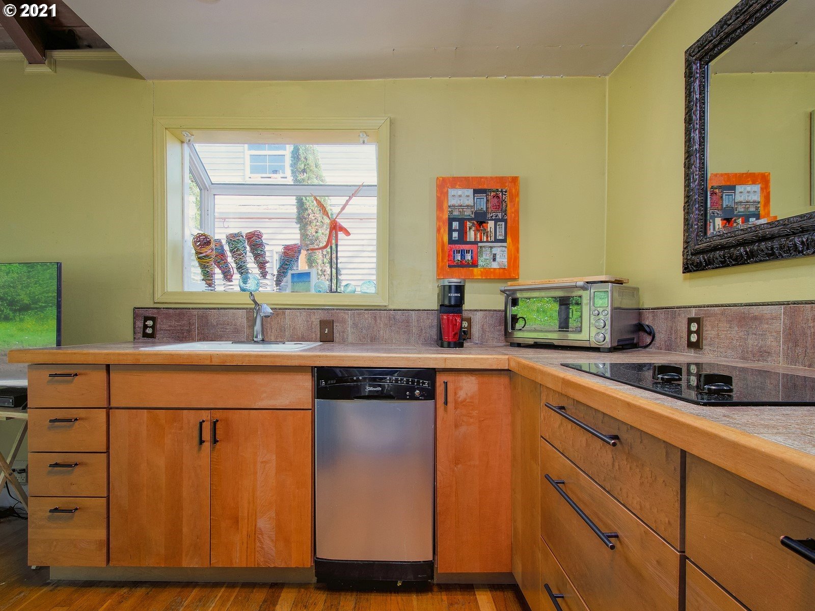 7720 South Macadam Avenue, Unit 8 Portland, OR 97219 - Photo 10 of 32 a kitchen with stainless steel appliances a sink and a cabinets