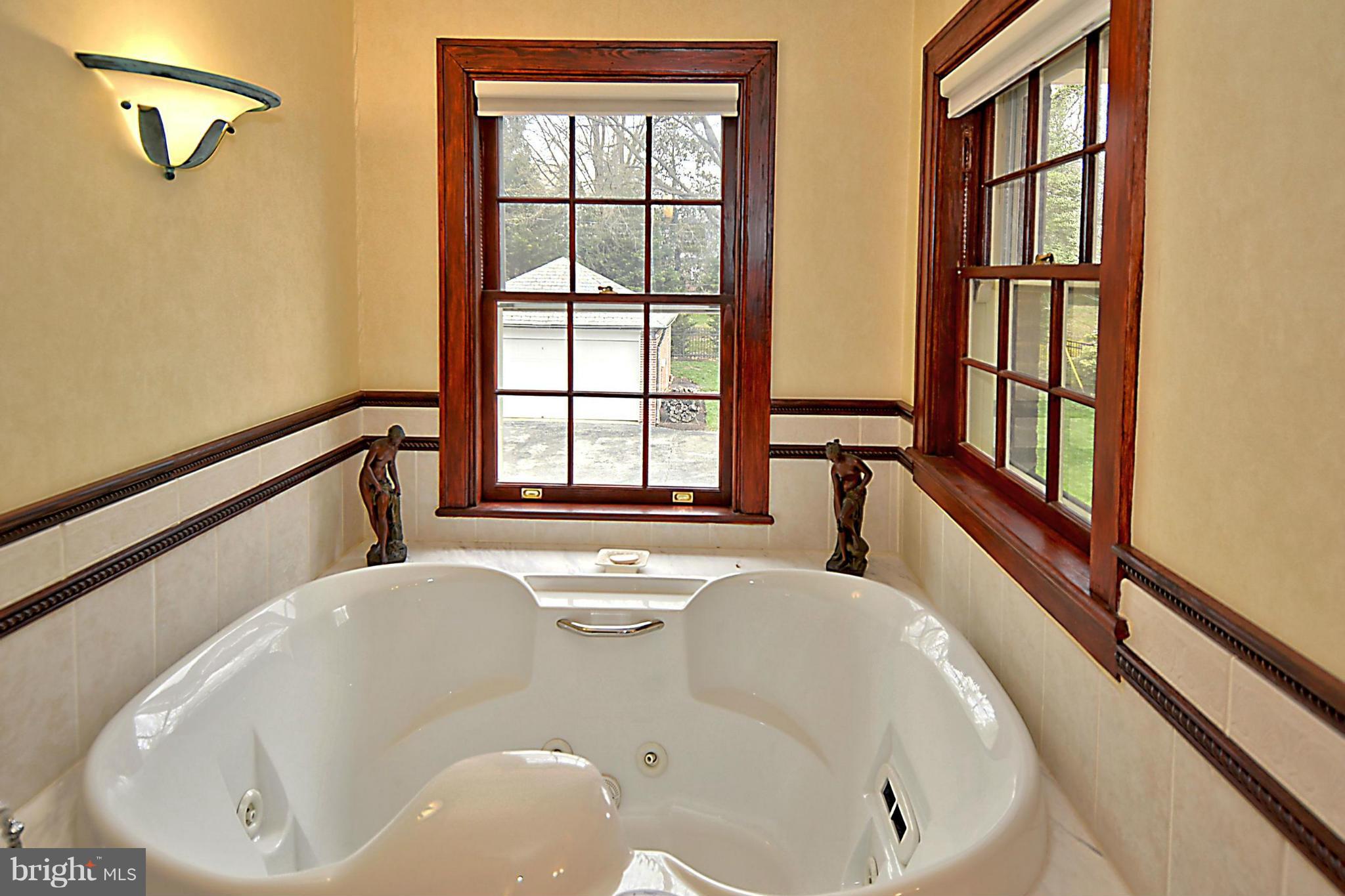 14 Wendover Road Baltimore, MD 21218 - Photo 20 of 30 Bath Tub