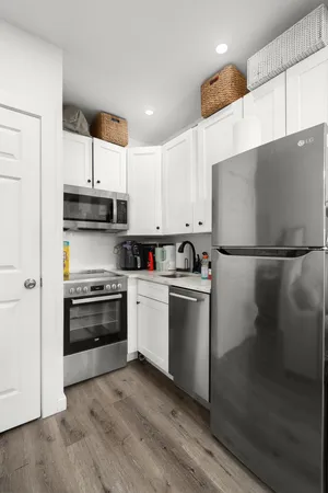 $3,350 | 240 East 75th Street, Unit 8 | Lenox Hill