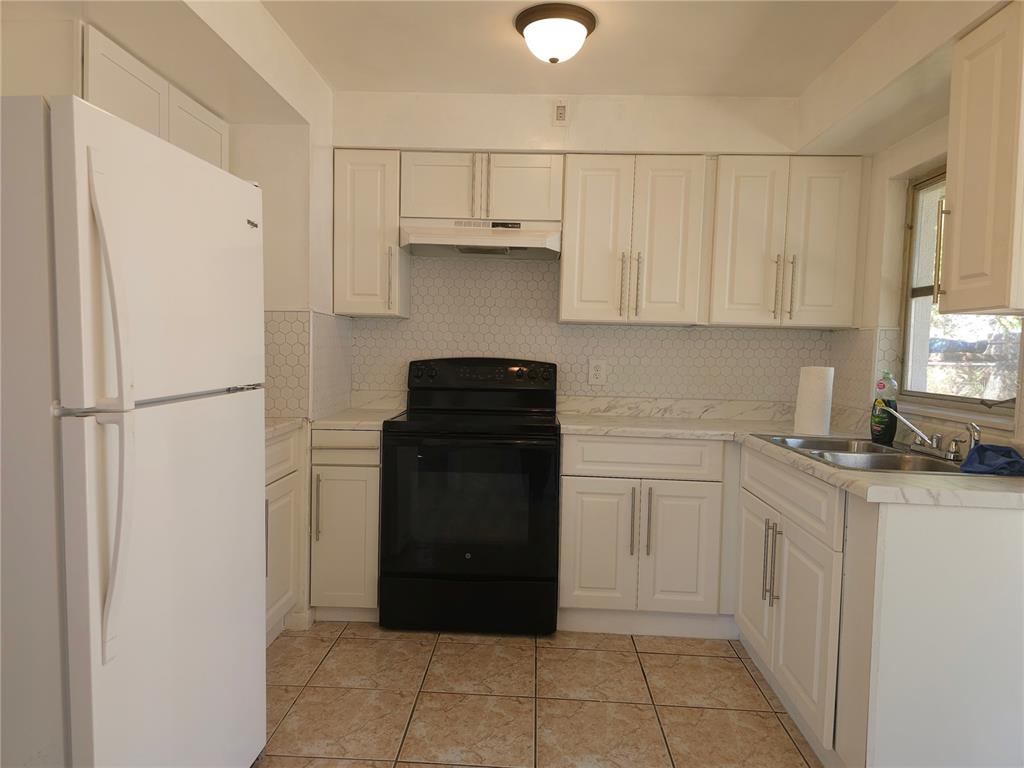 2720 North Avocado Road Avon Park, FL 33825 - Photo 13 of 35 a kitchen with a refrigerator and a stove