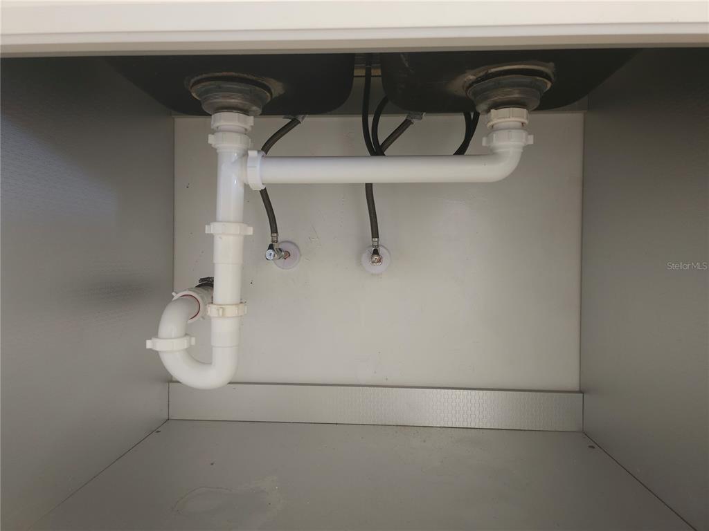 2720 North Avocado Road Avon Park, FL 33825 - Photo 16 of 35 a close view of cabinet