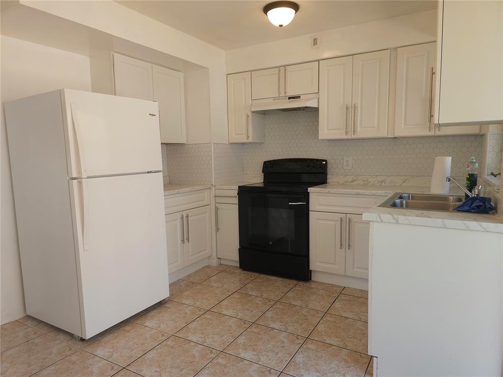 2720 North Avocado Road Avon Park, FL 33825 - Photo 2 of 35 a kitchen with a refrigerator sink stove and cabinets