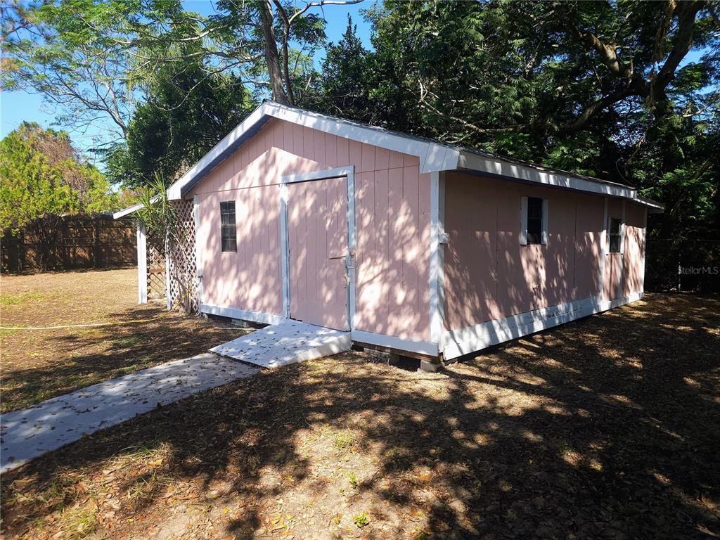2720 North Avocado Road Avon Park, FL 33825 - Photo 5 of 35 a backyard of a house