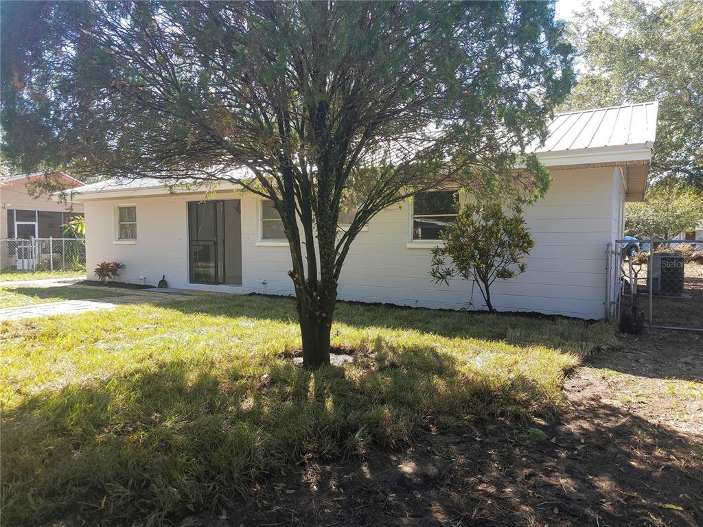 2720 North Avocado Road Avon Park, FL 33825 - Photo 8 of 35 a view of a house with yard and large tree