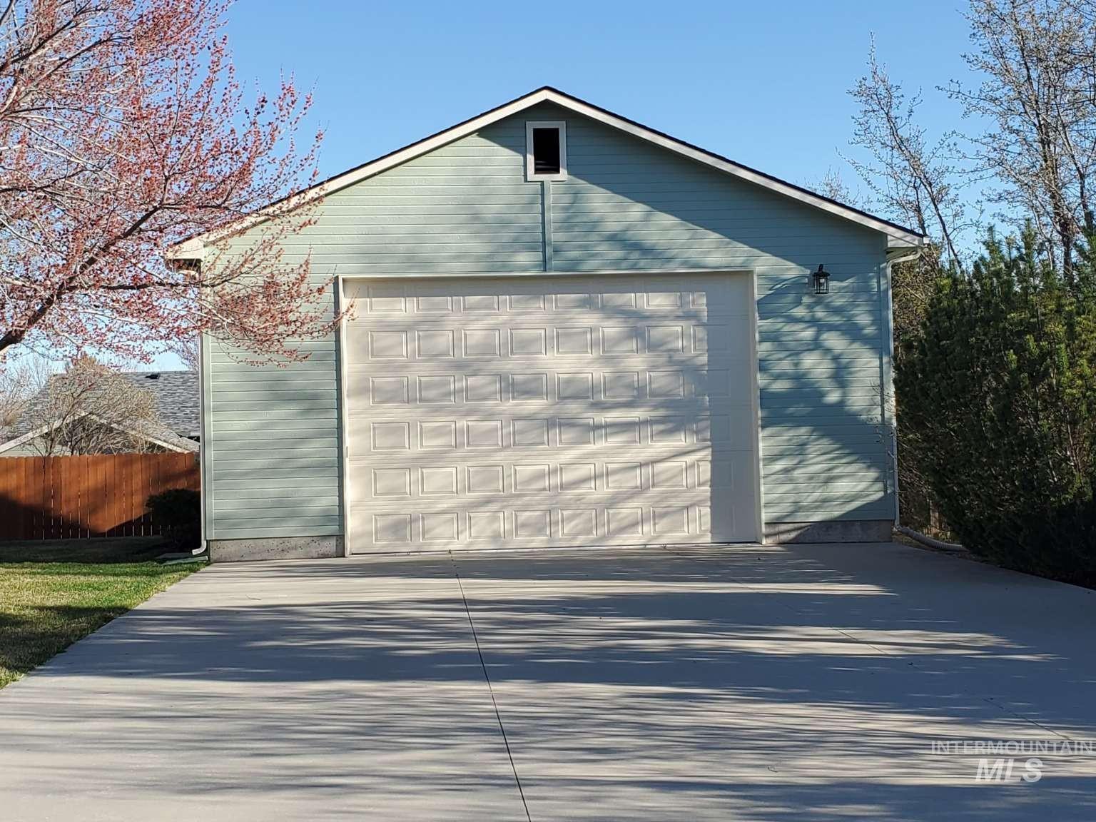 1100 East Wright Street Boise, ID 83706 - Photo 22 of 25 Detached garage with concrete driveway