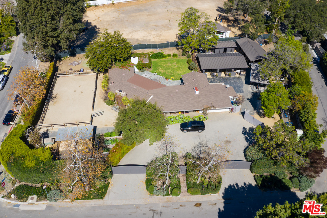 13181 Riviera Ranch Road Los Angeles, CA 90049 - Photo 2 of 28