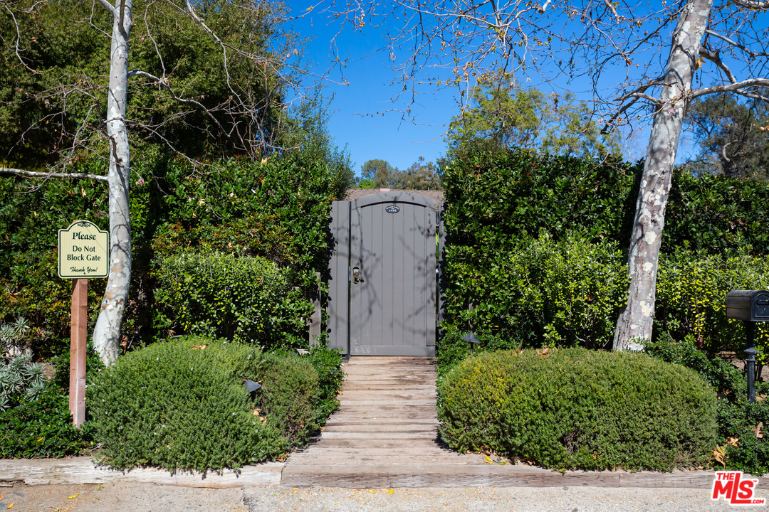 13181 Riviera Ranch Road Los Angeles, CA 90049 - Photo 3 of 28