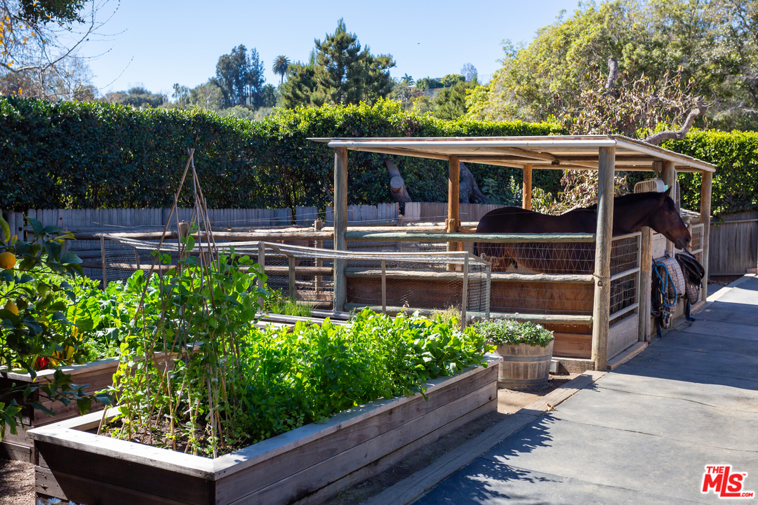 13181 Riviera Ranch Road Los Angeles, CA 90049 - Photo 23 of 28