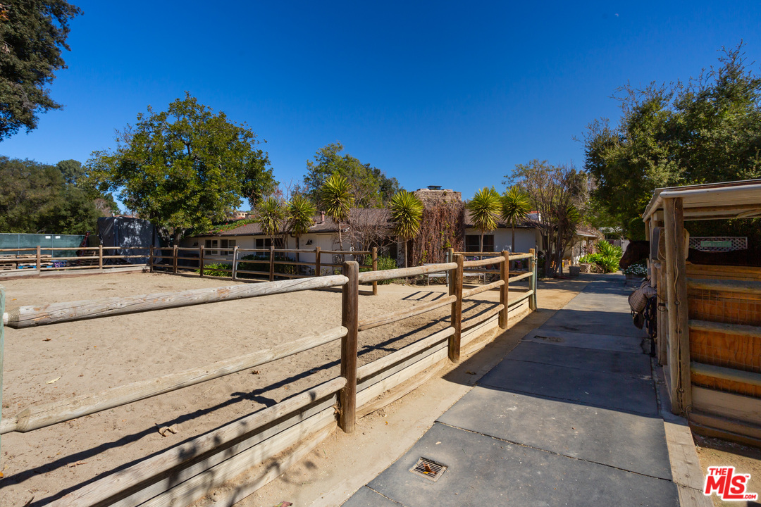 13181 Riviera Ranch Road Los Angeles, CA 90049 - Photo 26 of 28