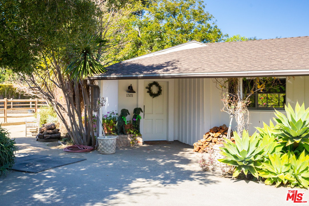 13181 Riviera Ranch Road Los Angeles, CA 90049 - Photo 6 of 28
