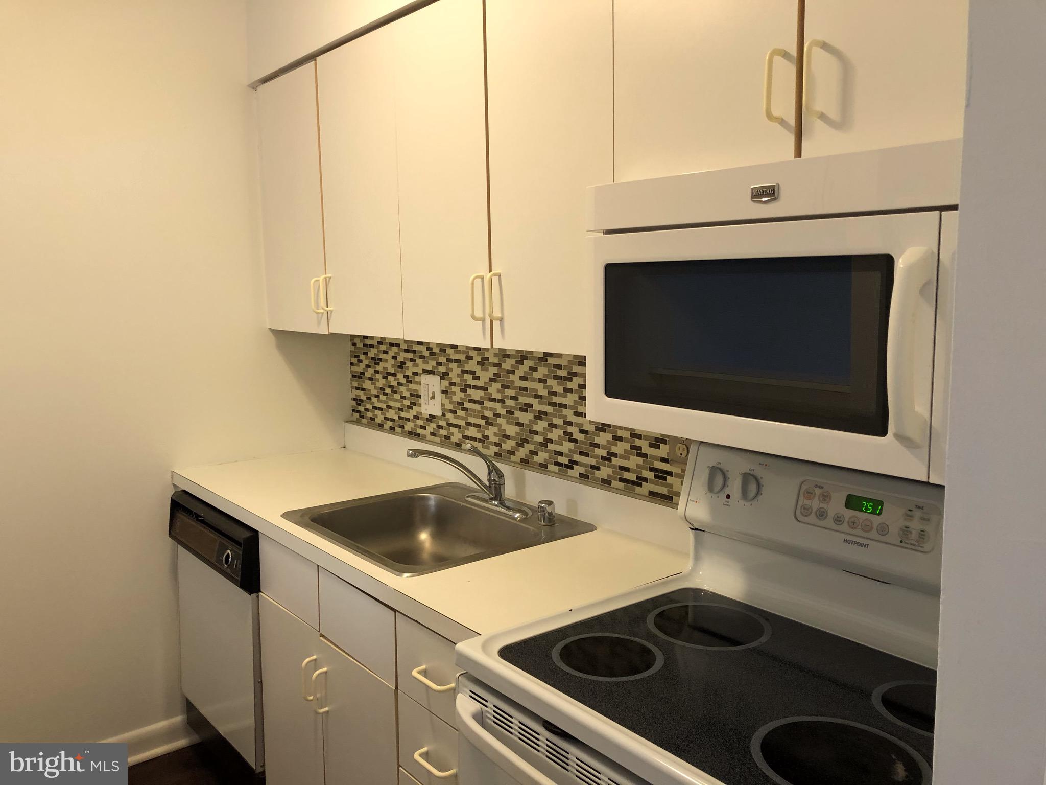 3 West A W Lee, Unit R47 Baltimore, MD 21201 - Photo 8 of 26 White Kitchen